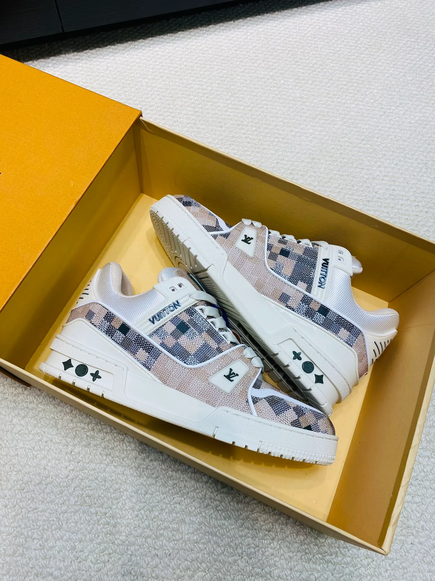 👟👟Ex-factory price 800👟👟 💰💰💰 Hot style 🆕🆕🆕𝙇𝙑 LV Louis Vuitton L House Donkey Brand Trainer Series Couple Style Casual Sports Shoes Skateboard Shoes Original Purchase Development Production Production This pair of LV Trainer sneakers are made of a blend of technical materials with waterproof properties. The meticulously crafted upper is notable for its many signature details, including Louis Vuitton and #54 in script, referencing the year 1854. Exquisite packaging at the delivery counter🛍📦 ▪️Fabrics: Original customized imported cowhide ▪️Inner lining: Original customized breathable mesh ▪️Outsole: Original open-molded non-slip TPU combination outsole ▪️Sole thickness: 3 cm ▪️Size: Women's 35-41 / Men's 38-46